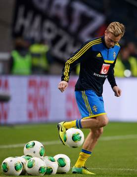 Sveriges Sebastian Larsson värmer upp