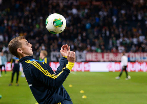 Sveriges Alexander Gerndt värmer upp innan fotbollsmatchen