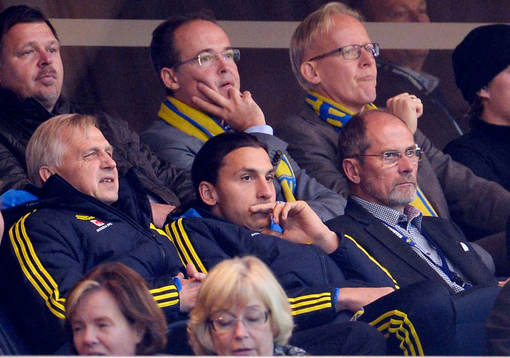 Sveriges Zlatan Ibrahimovic sitter på läktaren