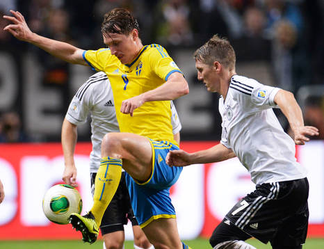 Sveriges Kim Källström och Tysklands Bastian