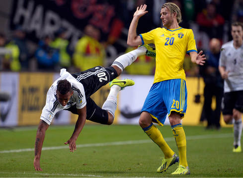 Tysklands Jérome Boateng och Sveriges Ola Toivonen