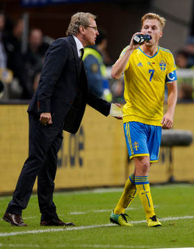 Sveriges förbundskapten Erik Hamrén och Sebastian Larsson