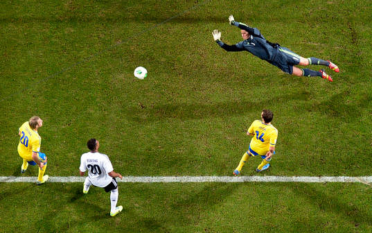 Tysklands målvakt Manuel Neuer slänger sig och räddar