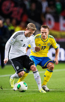 Tysklands André Schürrle utmanas av Sveriges Pierre