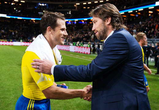 Sveriges Tobias Hysén tar emot pris som matchens bästa