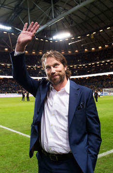 Peter Forsberg hyllas av publiken när han deltar i en