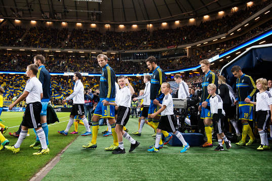 Lagen gör entré till fotbollsmatchen i VM-kvalet mellan