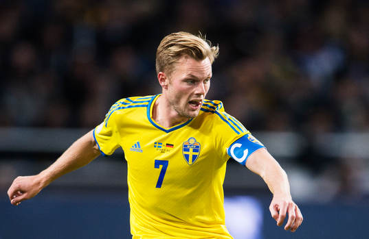 Sveriges Sebastian Larsson med kaptensbindel