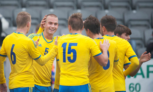 Sveriges Sebastian Hedlund har gjort 2-0 och grattas i