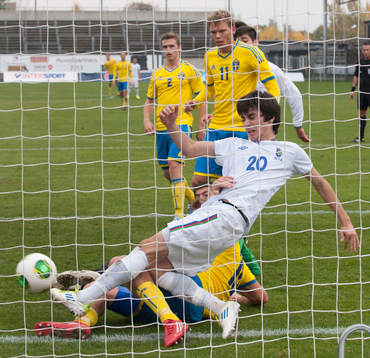 Sveriges Pontus Nordenberg gör 5-0 då han (skymd) trycker