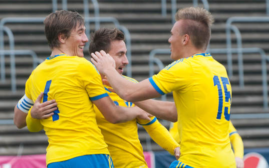 Sveriges Johan Andersson har gjort 3-0 och grattas av bland