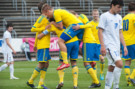 Sveriges Johan Andersson har gjort 3-0 och grattas av bland