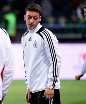Tysklands Mesut Özil värmer upp