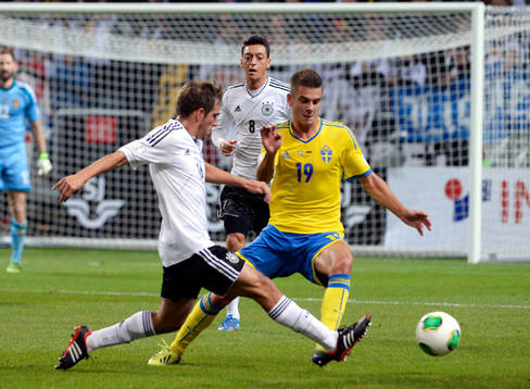 Tysklands Philipp Lahm och Sveriges Alexander Kacaniklic