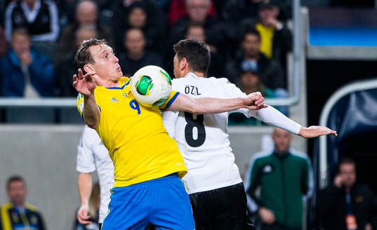 Sveriges Kim Källström tar emot bollen