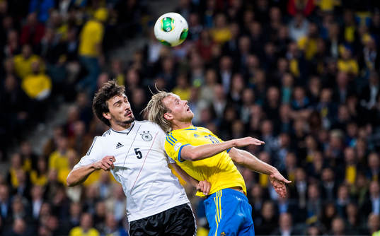 Tysklands Mats Hummels och Sveriges målvakt Ola Toivonen