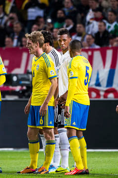 Tysklands Jérome Boateng och Sveriges Martin Olsson i en