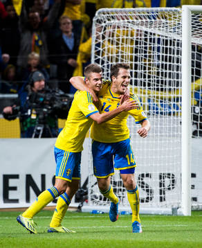 Sveriges Tobias Hysén kramar om Sveriges Alexander