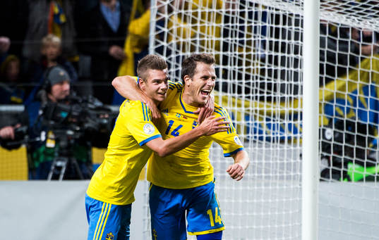 Sveriges Tobias Hysén kramar om Sveriges Alexander