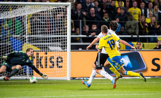 Sveriges Alexander Kacaniklic sparkar in 2-0