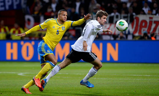 Sveriges Martin Olsson och Tysklands Thomas Müller