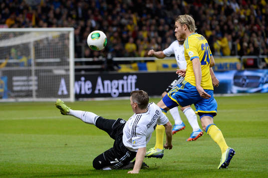 Sveriges Ola Toivonen och Tysklands Bastian Schweinsteiger