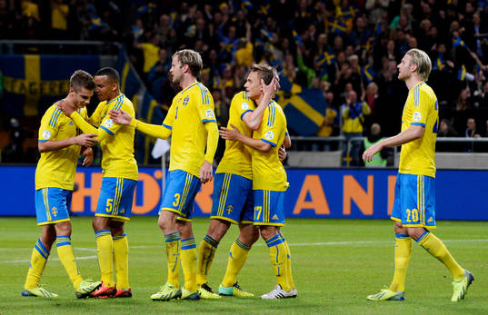 Sveriges Alexander Kacaniklic gratuleras av Martin Olsson,