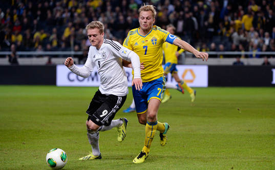 Tysklands André Schürrle och Sveriges Sebastian Larsson