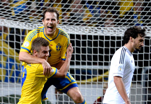 Sveriges Alexander Kacaniklic gör 2-0 och Tobias Hysén