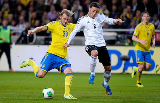 Sveriges Ola Toivonen och Tysklands Mesut Özil