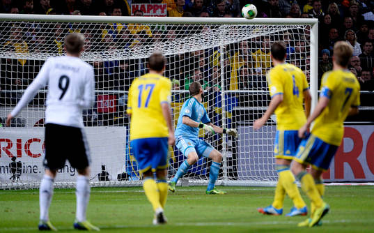 Tysklands André Schürrle vrider in 3-5