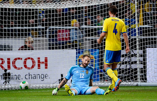 Sveriges målvakt Johan Wiland och Per Nilsson deppar