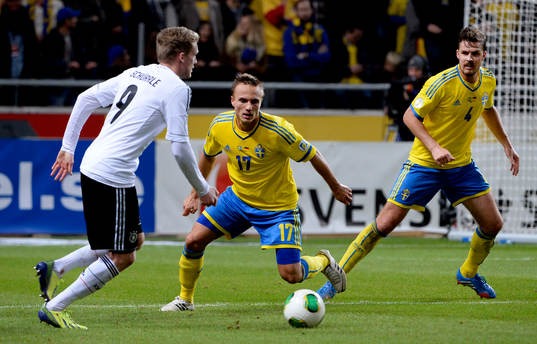 Tysklands André Schürrle och Sveriges Pierre Bengtsson