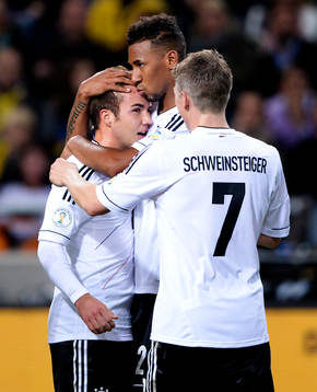 Tysklands Mario Götze har gjort 2-2 kramas om av Jérome