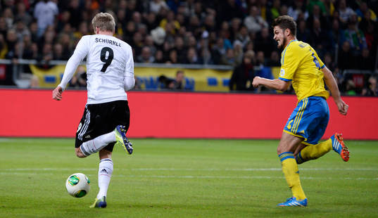 Tysklands André Schürrle rycker förbi Sveriges Per