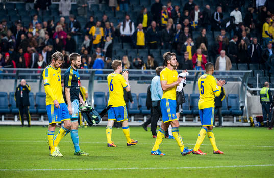 Ett deppigt Sverige tackar publiken fotbollsmatchen i