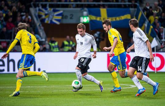 Tysklands Mario Götze springer mellan Sveriges Mikael