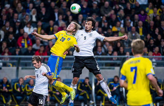 Sveriges Ola Toivonen mellan Tysklands Philipp Lahm och
