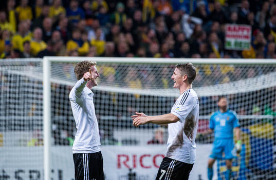 Tysklands André Schürrle och Bastian Schweinsteiger
