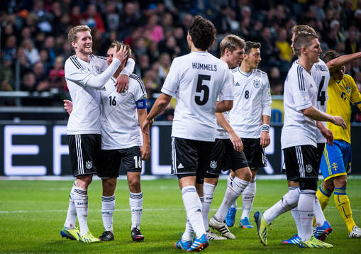 Tysklands André Schürrle och Philipp Lahm kramas