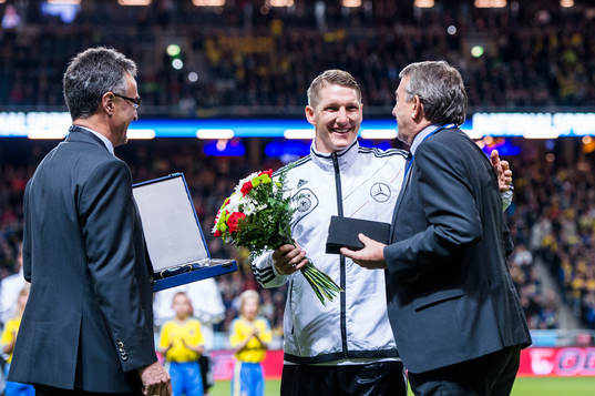 Tysklands Bastian Schweinsteiger tar emot pris för 100