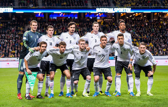 Tysklands startelva bak fr.v. målvakt Manuel Neuer, Toni