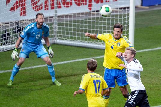 Sveriges Per Nilsson i en duell med Tysklands André