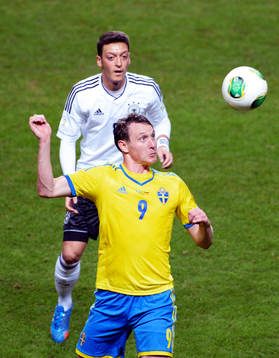 Sveriges Kim Källström och Tysklands Mesut Özil