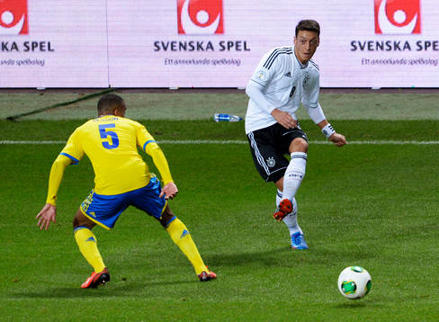 Tysklands Mesut Özil och Sveriges Martin Olsson