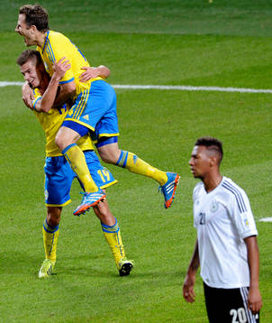 Sveriges Alexander Kacaniklic och Tobias Hysén jublar