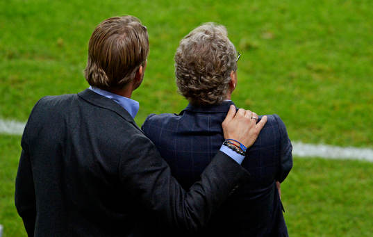 Sveriges players manager Marcus Allbäck och Sveriges