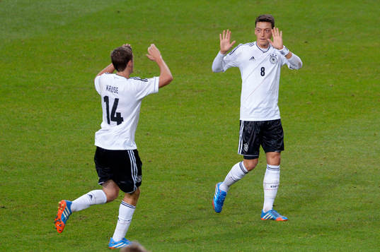Tysklands Max Kruse firar jublar med målskytten Mesut Özil