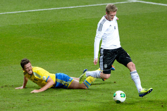 Sveriges Per Nilsson ser Tysklands André Schürrle göra