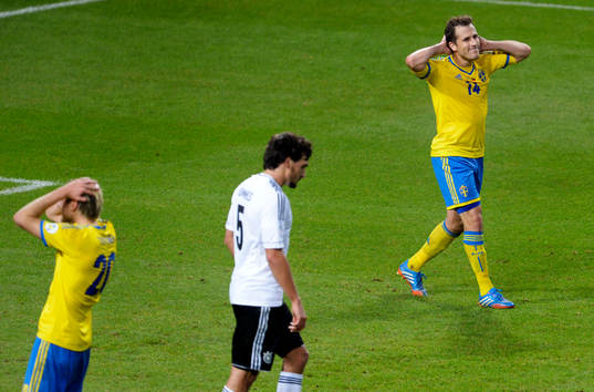 Sveriges Ola Toivonen och Tobias Hysén deppar